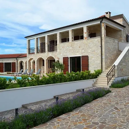 Dubravka With A Beautiful View Vila